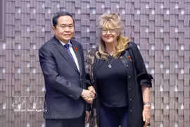 El presidente de la Asamblea Nacional de Vietnam, Tran Thanh Man, se reúne con Sandra Scagliotti, cónsul honoraria de Vietnam en Turín. (Foto: VNA)