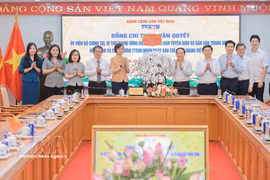 El miembro del Buró Político, secretario del Comité Central del Partido Comunista de Vietnam y jefe de su Comisión de Propaganda, Educación y Movilización de Masas, Trinh Van Quyet, felicita a la VNA. (Foto: VNA) 