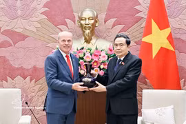 El presidente de la Asamblea Nacional de Vietnam, Tran Thanh Man, recibe al embajador de Canadá en Hanoi, Jim Nickel. (Foto: VNA)