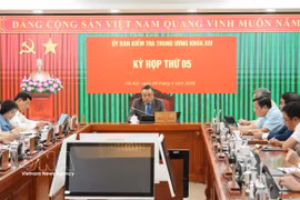 Tran Sy Thanh, miembro del Buró Político y titular de la Comisión de Control Disciplinario del Comité Central del Partido Comunista de Vietnam, preside la reunión. (Foto: VNA)