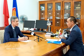 El embajador de Vietnam en Camboya, Nguyen Minh Vu, (izquierda) en entrevista con corresponsal de la VNA. (Foto: VNA)