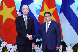 El primer ministro de Vietnam, Pham Minh Chinh, se reúne con el presidente del Parlamento de Finlandia, Jussi Halla-aho, en Hanoi. (Foto: VNA)
