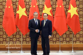 El miembro del Buró Político y ministro de Relaciones Exteriores de Vietnam, Le Hoai Trung, (derecha) y su homólogo chino Wang Yi. (Foto: VNA)