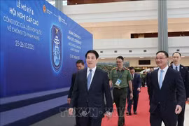 El Presidente de Vietnam, luong Cuong, inspecciona los preparativos y el ensayo general de la Ceremonia de Apertura para la Firma de la Convención de Hanoi. (Foto: VNA)