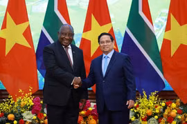 El primer ministro de Vietnam, Pham Minh Chinh, y el presidente de Sudáfrica, Matamela Cyril Ramaphosa. (Foto: VNA)