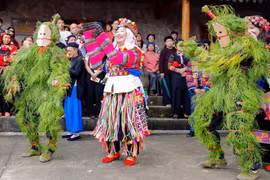 Durante la ceremonia de ofrenda a los antepasados del pueblo Lo Lo en la aldea de Lo Lo Chai, hay una representación de los Hombres de Paja– jóvenes que visten trajes trenzados de paja y llevan máscaras. Los Hombres de Paja son un símbolo que conmemora a los antepasados que fundaron la aldea en los tiempos primitivos del pueblo Lo Lo. Foto: VNA