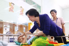 La viceprimera ministra de Vietnam, Pham Thi Thanh Tra, visita las instalaciones médicas para alentar y otorgar regalos a pacientes infantiles ingresados en el Hospital Pediátrico 2. (Foto: VNA)