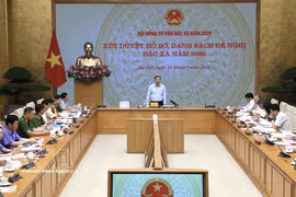 El miembro del Buró Político y viceprimer ministro permanente de Vietnam, Pham Gia Tuc, preside la reunión de revisión de expedientes en su calidad de presidente del Consejo Consultivo de Amnistía de 2026. (Foto: VNA)