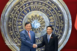 El vicepresidente de la Asamblea Nacional de Vietnam Nguyen Doan Anh recibe al titular de la Comisión de Relaciones Exteriores, Cooperación Internacional e Información de la Asamblea Nacional de Camboya, Suos Yara. (Foto: VNA)