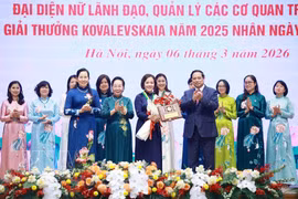 El primer ministro de Vietnam, Pham Minh Chinh, entrega Premio Kovalevskaia 2025 a la profesora Tran Thi Viet Nga, directora del Instituto de Alta Tecnología Vietnam-Japón y docente de la Universidad de Construcción de Hanoi (Foto: VNA)