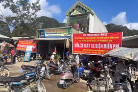 Mecánicos voluntarios reparan motos y electrodomésticos tras inundaciones en Nghe An (Foto: VNA)