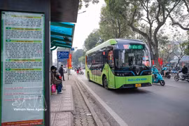 Hanoi suma 53 autobuses eléctricos y refuerza su plan de transporte urbano sostenible (Foto: VNA)