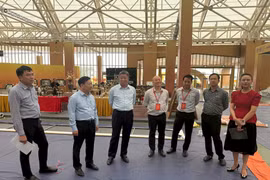 El vicepresidente del Comité Popular de Hanoi, Nguyen Manh Quyen, inspecciona los preparativos del espacio para promocionar y exhibir los productos industriales y comerciales más destacados de la capital en la Feria de Otoño 2025. (Foto: VNA)