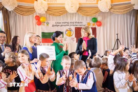 Ngo Phuong Ly, esposa del secretario general del Partido Comunista de Vietnam, To Lam, visita el jardín de infancia Zvanche número 2 en la capital de Bulgaria, Sofía. (Foto: VNA)