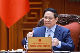El primer ministro de Vietnam, Pham Minh Chinh, preside una reunión para revisar el progreso y acelerar la implementación del proyecto ferroviario clave Lao Cai - Hanoi - Hai Phong, que conectará con la red china. (Foto: VNA)