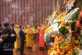 Funcionarios, monjes y monjas budistas ofrecen incienso en la ceremonia de apertura del Festival de Primavera de Yen Tu 2026. (Foto: VNA)