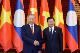 El secretario general del Partido Comunista de Vietnam, To Lam, y el secretario general del Partido Popular Revolucionario y presidente de Laos, Thongloun Sisoulith. (Foto: VNA)