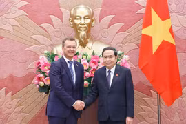 El presidente de la Asamblea Nacional de Vietnam, Tran Thanh Man, y primer vicepresidente del Consejo de la Federación de Rusia, A.V. Yatskin. (Foto: VNA)