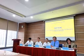 Nguyen Vu Minh, subdirector del Departamento de Organizaciones Internacionales del Ministerio de Relaciones Exteriores (camisa azul) en la conferencia de prensa. (Foto: Vietnam+).