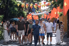 Turistas internacionales visitan el casco antiguo de Hoi An. (Foto: VNA)