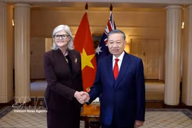 El secretario general del Partido Comunista y presidente de Vietnam, To Lam, y la gobernadora general de Australia, Sam Mostyn. (Foto: VNA)
