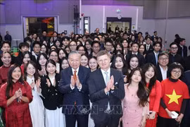 El secretario general del Partido Comunista de Vietnam, To Lam, con el presidente de la Universidad Aalto, Ilkka Niemela y estudiantes vietnamitas en Finlandia. (Foto: VNA)
