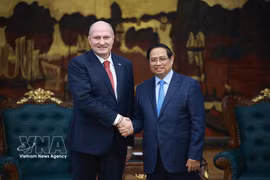 El primer ministro de Vietnam, Pham Minh Chinh, y el ministro ruso de Situaciones de Emergencia, Aleksandr Kurenkov (Foto: VNA)