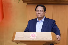El primer ministro Pham Minh Chinh preside la sesión temática del Gobierno. (Foto: VNA)