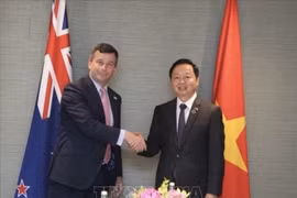 El viceprimer ministro vietnamita Tran Hong Ha y su homógogo neozelandés David Seymour. (Foto: VNA)