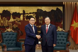 El viceprimer ministro permanente de Vietnam, Pham Gia Tuc, (derecha) y el ministro de Agricultura y Medio Ambiente de Laos, Linkham Douangsavanh. (Foto: VGP)