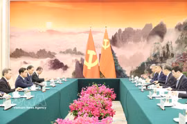 El miembro del Buró Político, secretario del Comité Central del Partido Comunista de Vietnam y jefe de su Comisión de Asuntos Internos, Le Minh Tri, se reúne en Beijing con el presidente del Comité Nacional de la Conferencia Consultiva Política del Pueblo Chino, Wang Huning. (Foto: VNA)
