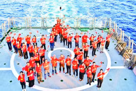 Delegación de vietnamitas en ultramar visita la Plataforma DK1 en Truong Sa. (Foto: VNA)