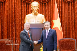 El secretario general del Partido Comunista y presidente de Vietnam, To Lam, recibe al embajador de Bélgica, Karl Van den Bossche. (Foto: VNA)