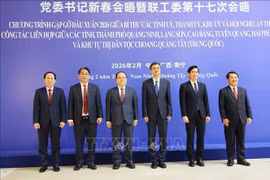Los secretarios de los comités partidistas de cinco localidades vietnamitas (Quang Ninh, Lang Son, Cao Bang, Tuyen Quang y Hai Phong) y de la Región Autónoma Zhuang de Guangxi, China, se reúnen en la ciudad de Nanning (Foto: VNA)