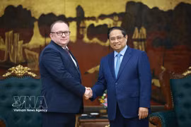 El primer ministro de Vietnam, Pham Minh Chinh, y el presidente del Comité Estatal de Examen Forense de Belarús, Volkov Alexei Aleksandrovich. (Foto: VNA)