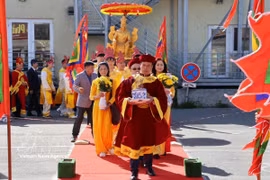 A través de procesiones, ofrendas de banh chung y cantos tradicionales, la diáspora vietnamita reafirma su identidad cultura. (Foto: VNA)
