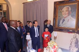 Presidente de Sudáfrica visita a familia del general Vo Nguyen Giap. (Foto: VNA)