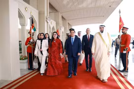 El primer ministro de Vietnam, Pham Minh Chinh, y su cónyuge llegan a Kuwait para iniciar una visita oficial. (Foto: VNA)