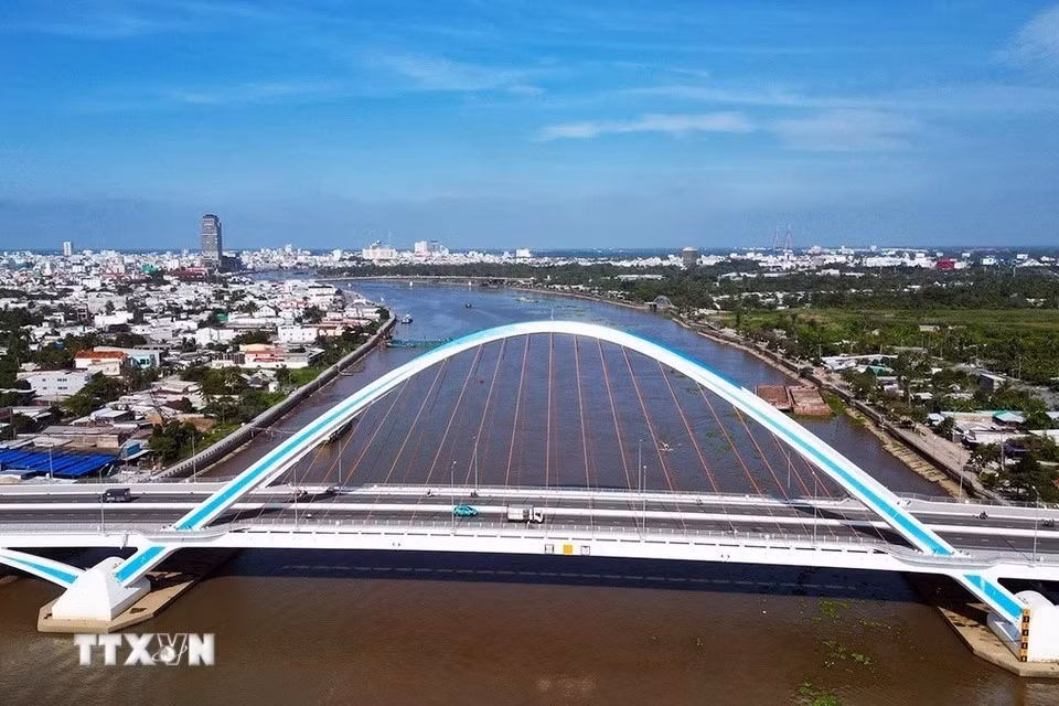 El puente Tran Hoang Na tiene un diseño de arco de acero, conecta el tráfico urbano entre la carretera nacional 1A y las vías principales, reduciendo la carga vehicular y el congestionamiento en las arterias más importantes de la ciudad. (Foto: VNA)