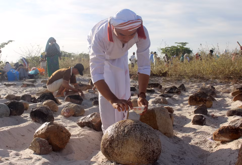 El ritual de purificación de las tumbas antes de leer los rezos. Foto: VNA