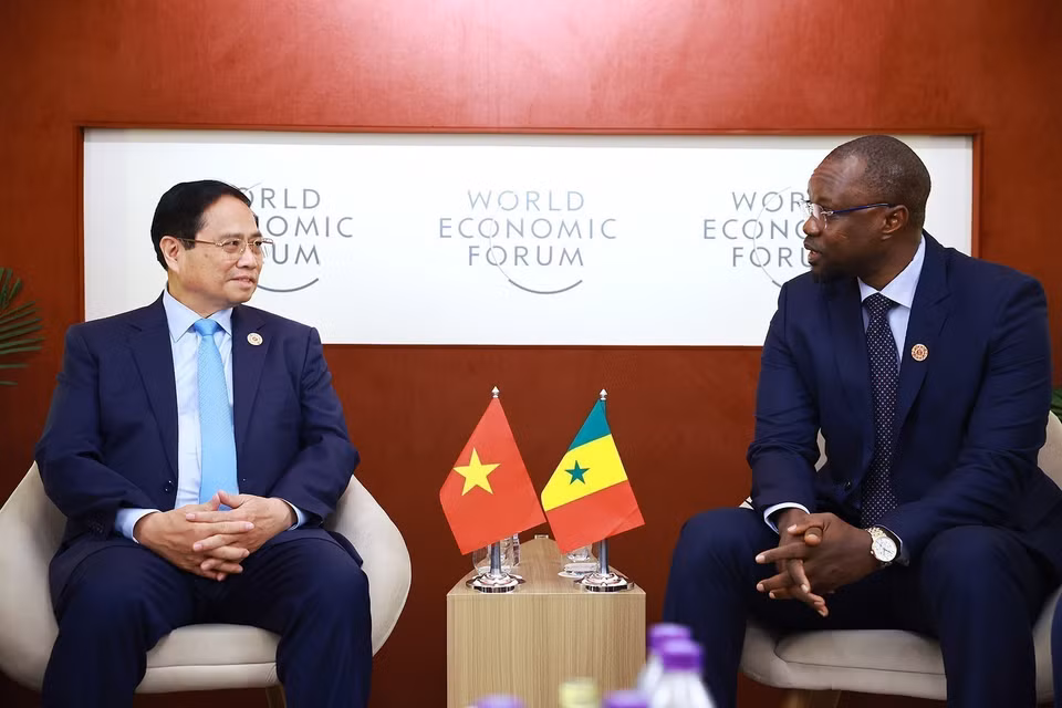 En el marco de su participación en la 16.ª Reunión Anual de los Nuevos Campeones del Foro Económico Mundial (WEF), celebrada en la ciudad de Tianjin (China), el 25 de junio de 2025, el primer ministro vietnamita, Pham Minh Chinh, se reunió con su homólogo senegalés, Ousmane Sonko. (Foto: VNA)