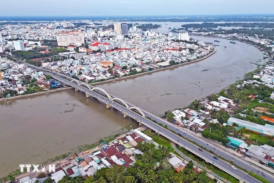 El puente Quang Trung, ubicado en la entrada sureña de la ciudad, juega un papel clave como catalizador para el desarrollo económico y la atracción de inversiones. (Foto: VNA)