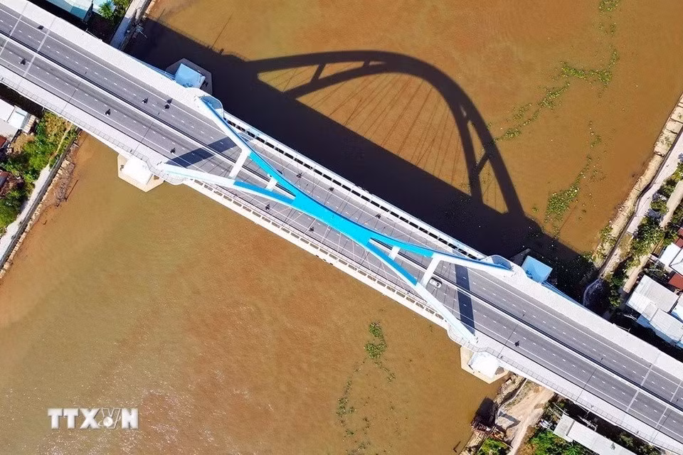 El puente Tran Hoang Na es un vínculo crucial, un motor que impulsa el desarrollo económico y atrae a inversionistas a la ciudad de Can Tho y las provincias del sur del río Hau. (Foto: VNA)