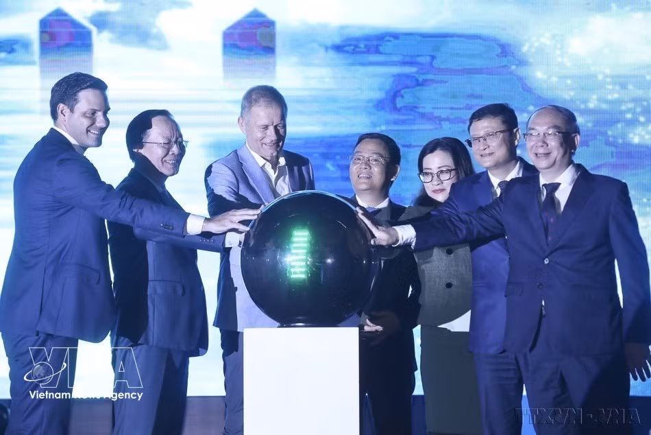 Representantes de las entidades organizadoras participan en el encendido de luces azules en el edificio de Correos de Hanoi, como parte de las actividades por el Día Mundial de la Diabetes. La iniciativa fue organizada por el Ministerio de Salud, la Embajada de Dinamarca en Vietnam y la Asociación de Pediatría de Vietnam (11 de noviembre de 2023). (Foto: VNA)
