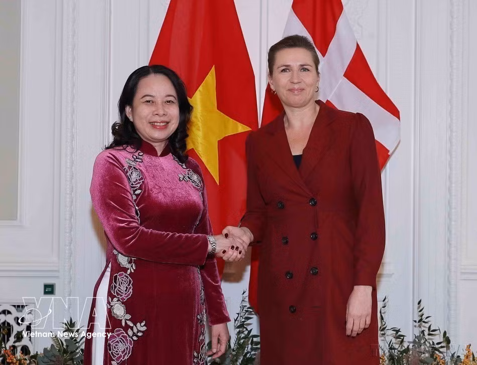 La vicepresidenta vietnamita, Vo Thi Anh Xuan, y la primera ministra danesa, Mette Frederiksen, durante su visita oficial a Dinamarca (21 de noviembre de 2023). (Foto: VNA)