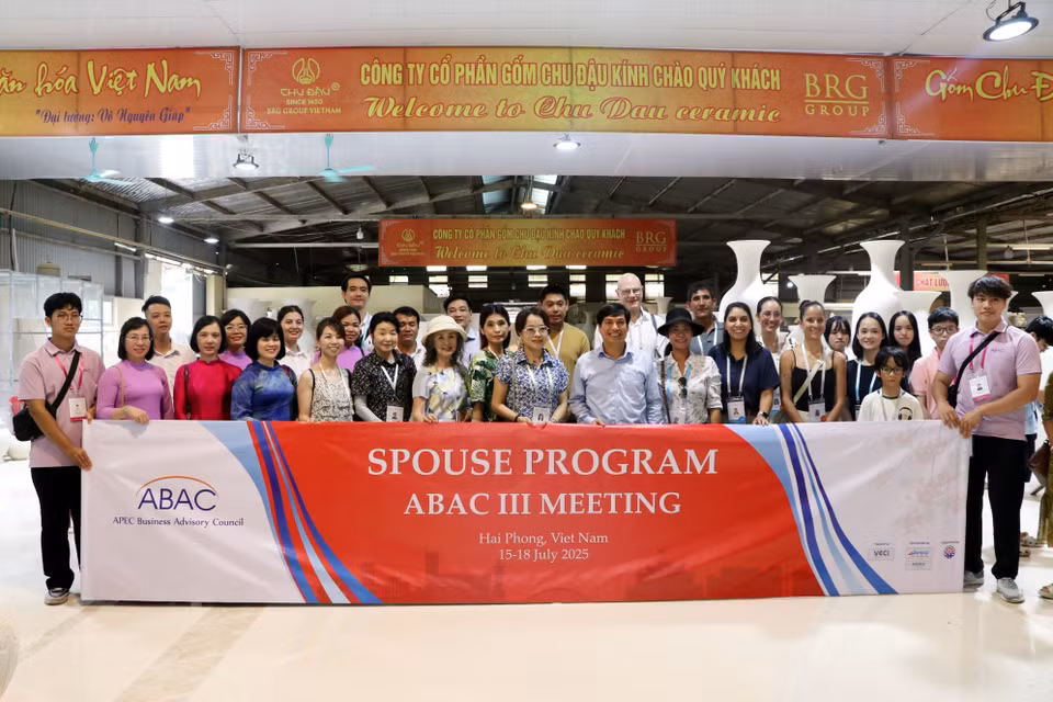 Representantes del Departamento de Cultura, Deportes y Turismo de Hai Phong y de la empresa Chu Dau posan junto a los visitantes internacionales para una foto conmemorativa. (Foto: VNA)