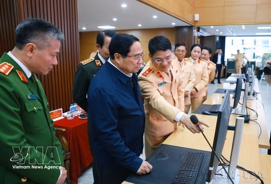 Con motivo del Año Nuevo Lunar de 2026, el primer ministro Pham Minh Chinh visita, felicita por el Tet e inspecciona el servicio de guardia de las fuerzas policiales para garantizar la seguridad y el orden, la tarde del 16 de febrero de 2026. (Foto: VNA)