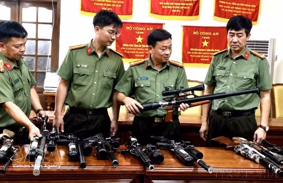 Fuerzas de Seguridad de la Policía de la provincia de Quang Tri desarticulan la operación PC198 y descubren una red dedicada a la fabricación y compraventa ilegal de armas militares a través del ciberespacio. La operación permitió incautar más de una tonelada de piezas de armas, 56 armas de fuego y más de 2.000 proyectiles de plomo, además de iniciar un proceso judicial contra tres sospechosos. (Foto: VNA)