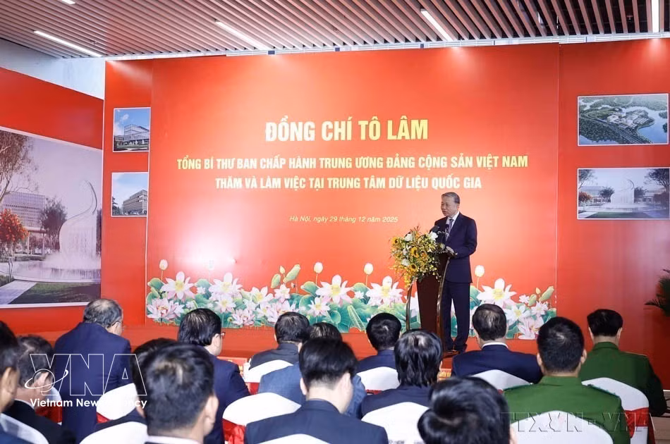 El secretario general del Partido Comunista de Vietnam, To Lam, visita y trabaja en el Centro Nacional de Datos número 1, ubicado en el Parque de Alta Tecnología de Hoa Lac, Hanoi, el 29 de diciembre de 2025. (Foto: VNA)