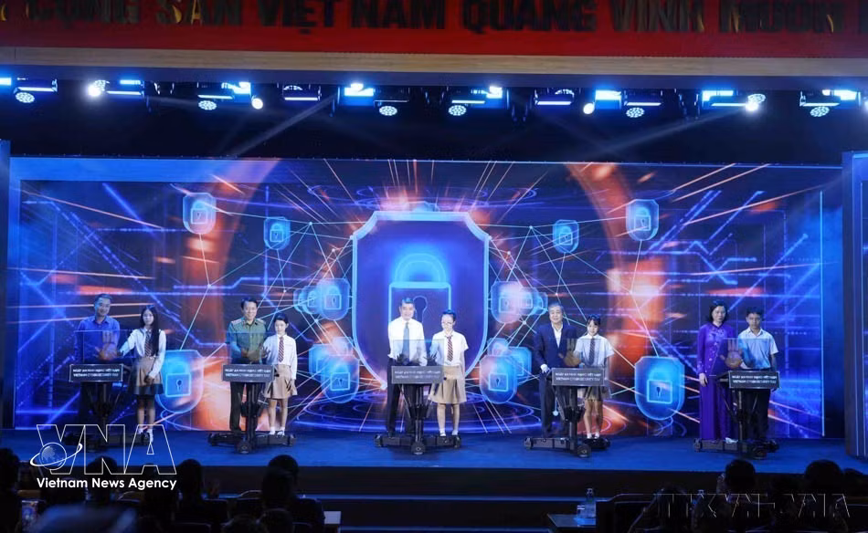 El primer ministro Le Minh Hung, jefe del Comité Directivo Nacional de Ciberseguridad, y otros delegados participan en el acto de lanzamiento de actividades con motivo del Día de la Ciberseguridad de Vietnam, celebrado el 6 de agosto de 2026 bajo el lema “Por un ciberespacio humano para cada persona”. (Foto: VNA)